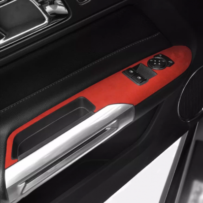 Накладка из Красной алькантары на двери Ford Mustang 2015+