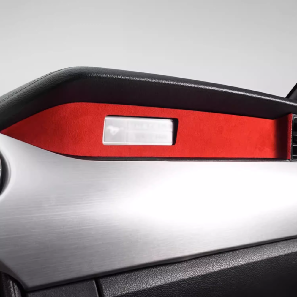 Накладка из Красной алькантары на торпедо Ford Mustang 2015+