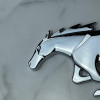Шильдик Ford Mustang Серебряный металлический конь Шильдик Ford Mustang Серебряный металлический конь