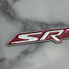 Шильдик Dodge SRT Металлический красный/хром на шпильке для решетки Шильдик Dodge SRT Металлический красный/хром на шпильке для решетки