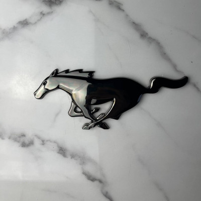 Шильдик Ford Mustang Черный хром металлический конь на решетку