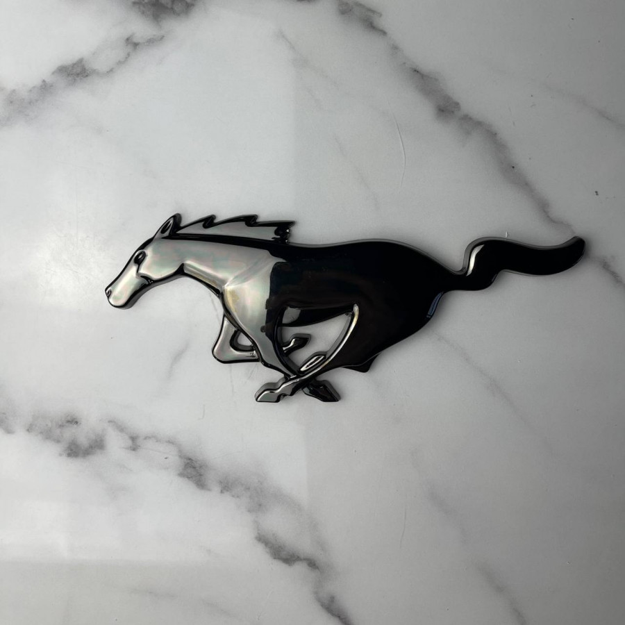 Шильдик Ford Mustang Черный хром металлический конь на шпильке